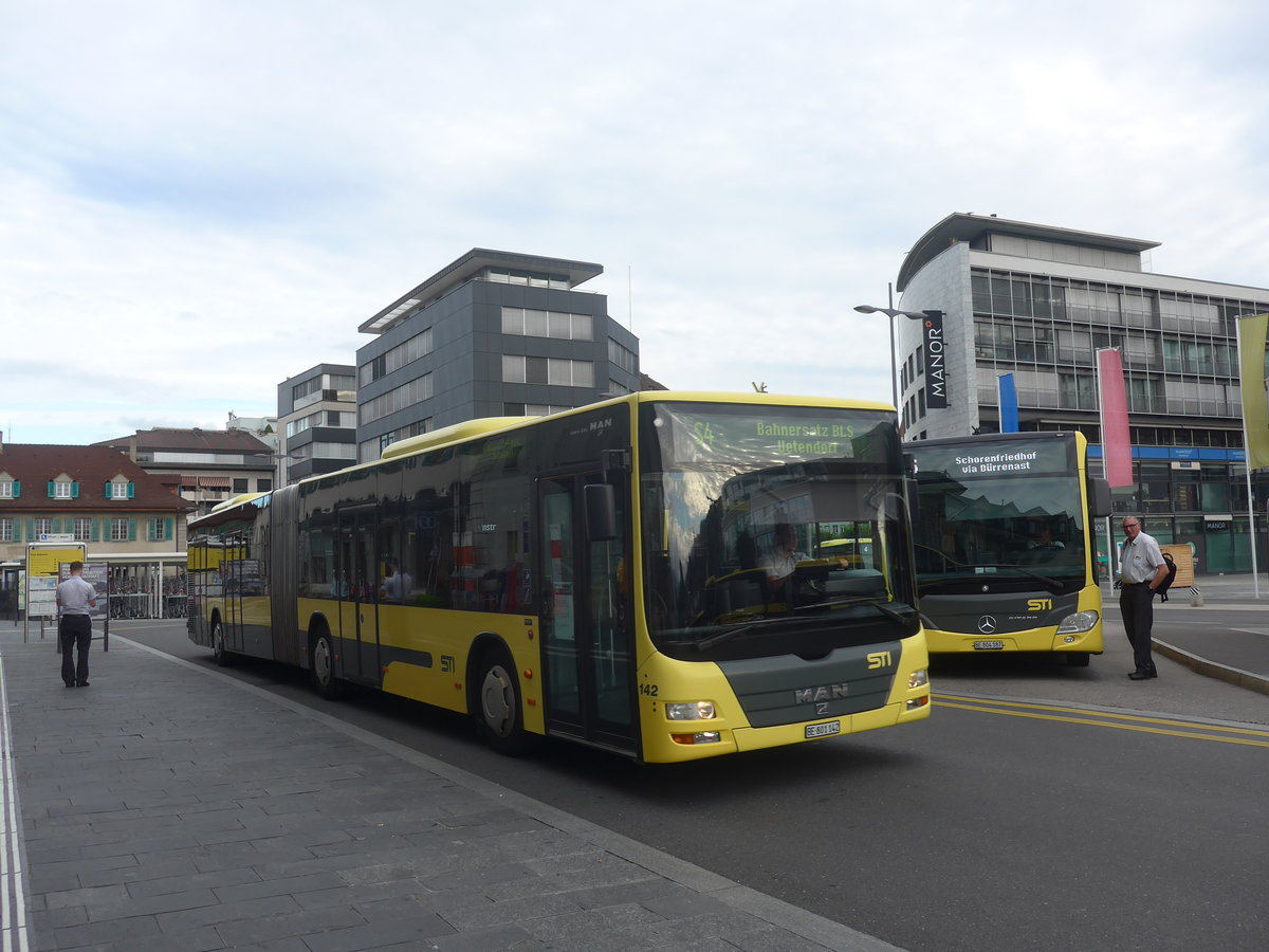 (220'020) - STI Thun - Nr. 142/BE 801'142 - MAN am 23. August 2020 beim Bahnhof Thun