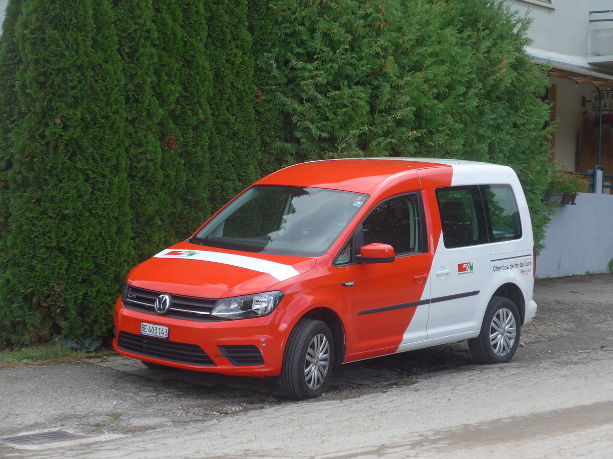 (220'363) - CJ Tramelan - Nr. 52/BE 403'143 - VW am 31. August 2020 beim Bahnhof Vendlincourt