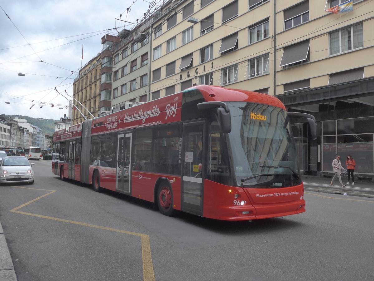 (220'437) - VB Biel - Nr. 96 - Hess/Hess Gelenktrolleybus am 31. August 2020 beim Bahnhof Biel