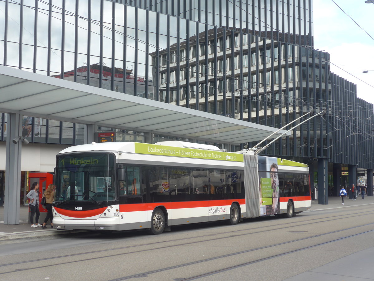 (221'259) - St. Gallerbus, St. Gallen - Nr. 186 - Hess/Hess Gelenktrolleybus am 24. September 2020 beim Bahnhof St. Gallen