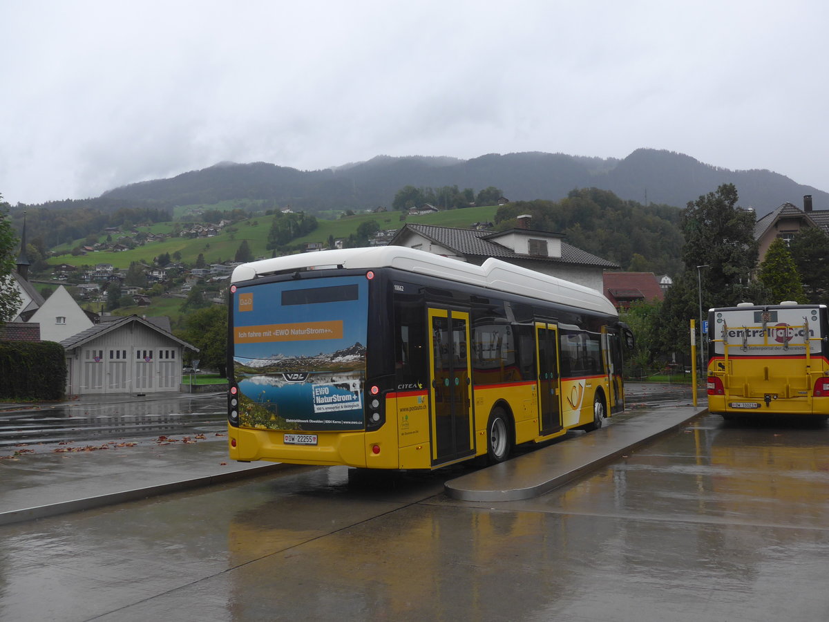 (221'422) - PostAuto Zentralschweiz - OW 22'255 - VDL am 25. September 2020 beim Bahnhof Sarnen