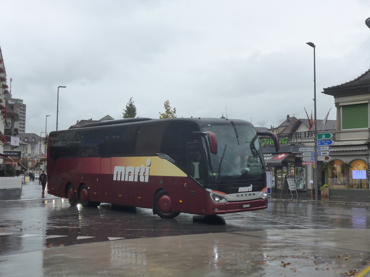 (221'680) - Marti, Kallnach - Nr. 4/BE 572'204 - Setra am 10. Oktober 2020 beim Bahnhof Interlaken West