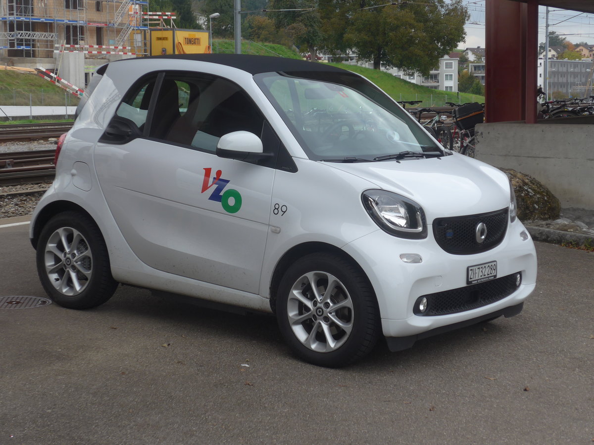 (221'900) - VZO Grningen - Nr. 89/ZH 732'289 - Smart am 12. Oktober 2020 beim Bahnhof Wetzikon