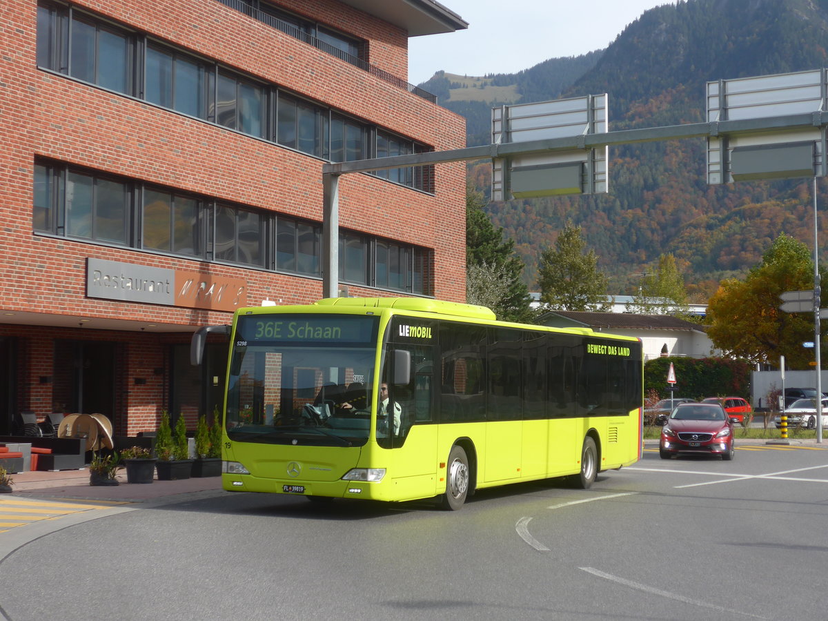 (222'408) - PLA Vaduz - Nr. 19/FL 39'819 - Mercedes am 22. Oktober 2020 beim Bahnhof Schaan