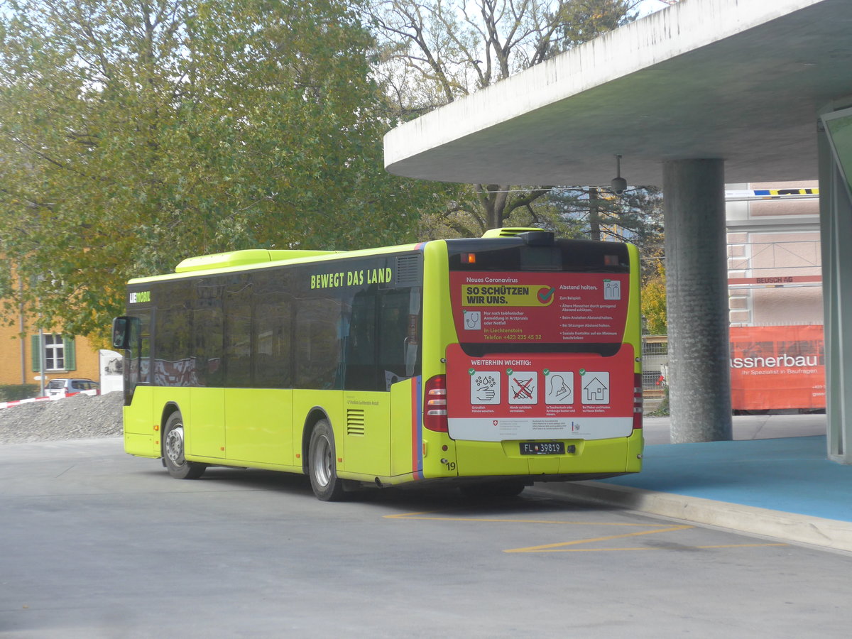 (222'425) - PLA Vaduz - Nr. 19/FL 39'819 - Mercedes am 22. Oktober 2020 beim Bahnhof Schaan