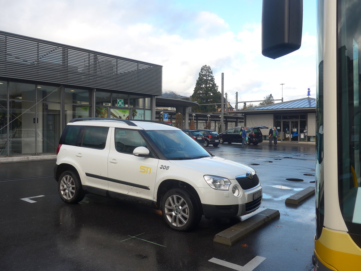 (222'575) - STI Thun - Nr. 308/BE 57'461 - Skoda am 24. Oktober 2020 beim Bahnhof Spiez