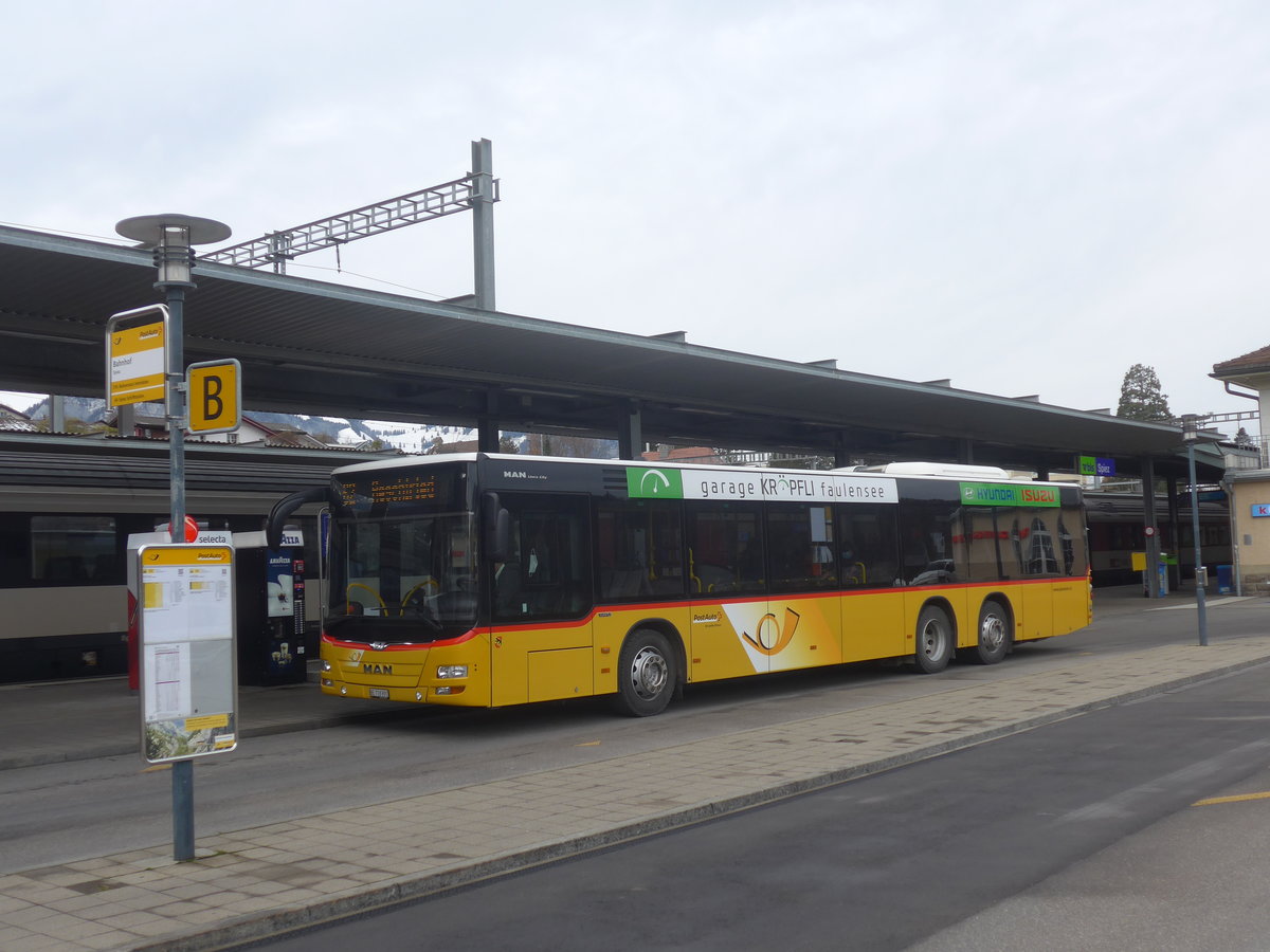 (222'942) - PostAuto Bern - BE 718'991 - MAN am 4. Dezember 2020 beim Bahnhof Spiez