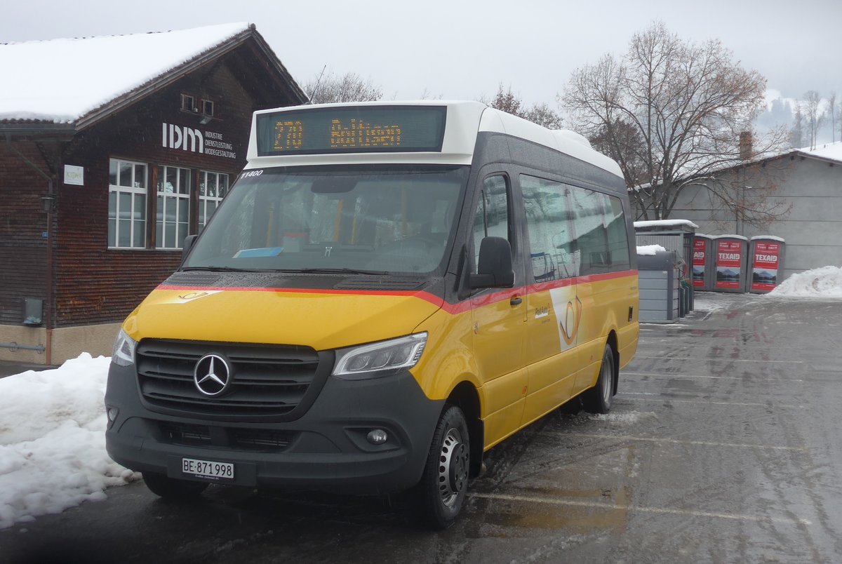 (222'994) - Tritten, Zweisimmen - BE 871'998 - Mercedes am 12. Dezember 2020 beim Bahnhof Zweisimmen