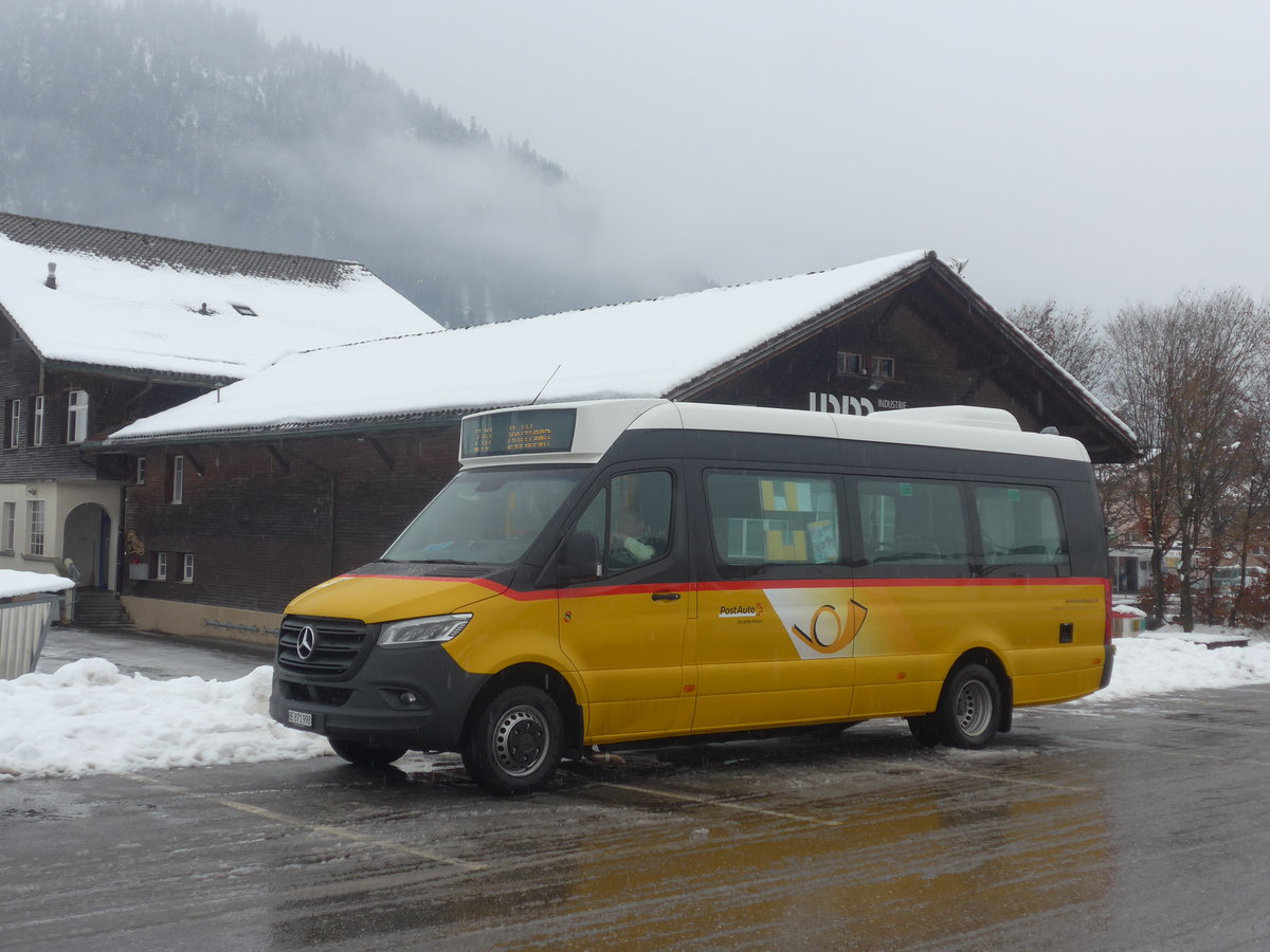 (222'997) - Tritten, Zweisimmen - BE 871'998 - Mercedes am 12. Dezember 2020 beim Bahnhof Zweisimmen