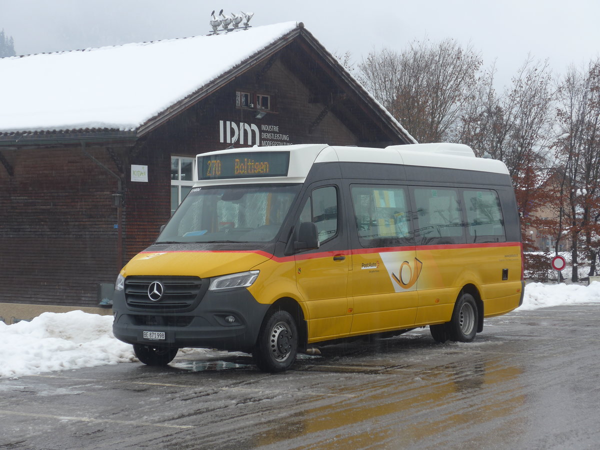 (222'998) - Tritten, Zweisimmen - BE 871'998 - Mercedes am 12. Dezember 2020 beim Bahnhof Zweisimmen