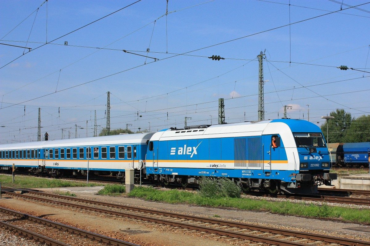 223 062 fährt am 22. August 2013 in den Bahnhof von Landshut ein.