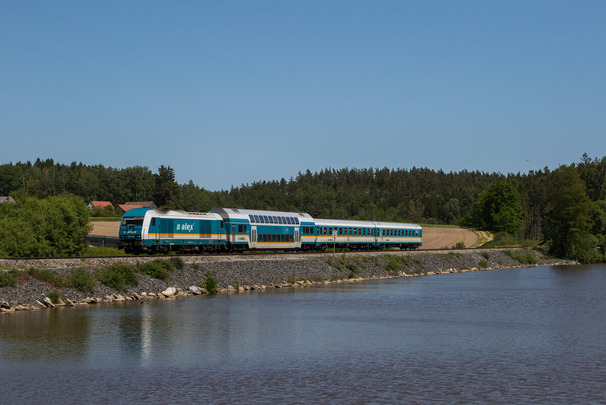 223 064 auf dem Weg nach Weiden am 29. Mai 2023 am  Rechenweiher  bei Escheldorf/Oberpfalz.