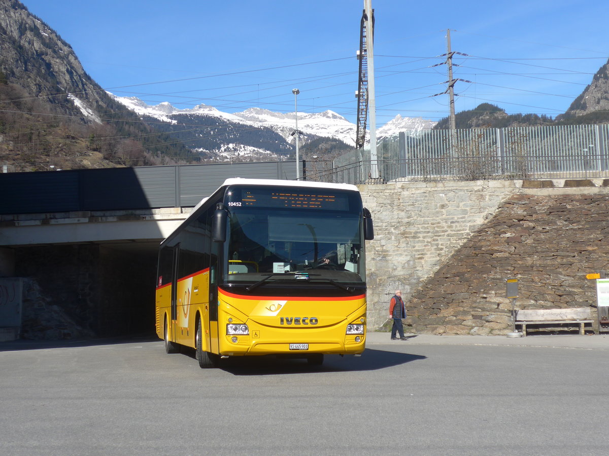 (223'908) - PostAuto Wallis - VS 445'901 - Iveco am 2. Mrz 2021 beim Bahnhof Brig