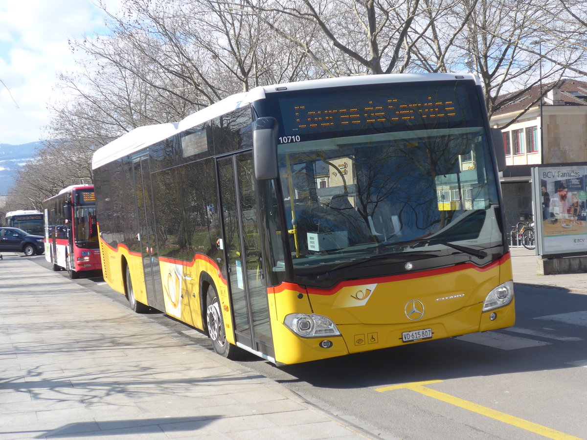 (224'318) - CarPostal Ouest - VD 615'807 - Mercedes am 20. Mrz 2021 beim Bahnhof Yverdon