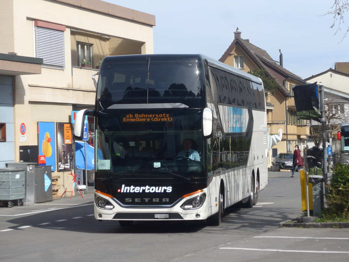 (224'810) - Intertours, Domdidier - FR 300'660 - Setra am 5. April 2021 beim Bahnhof Hergiswil