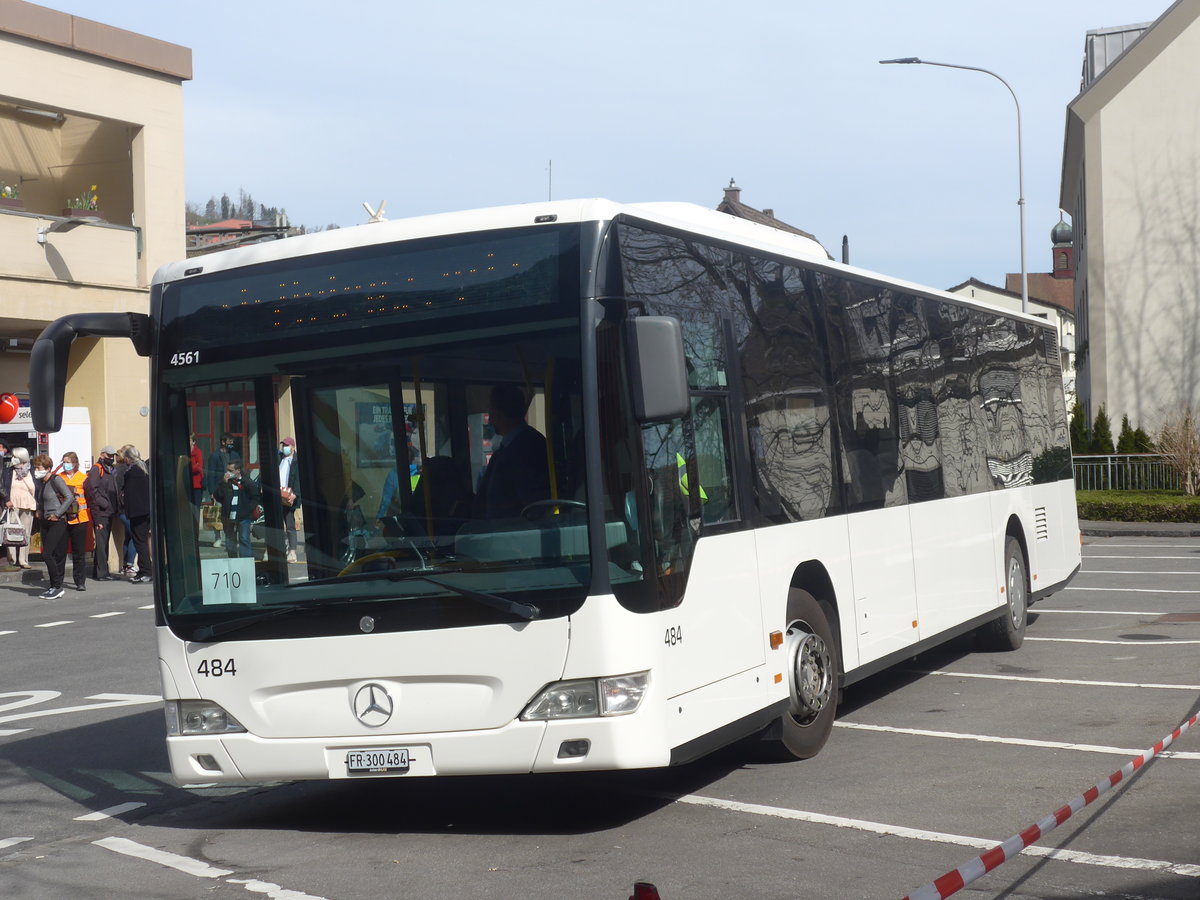 (224'811) - Intertours, Domdidier - Nr. 484/FR 300'484 - Mercedes (ex PostAuto Bern Nr. 1; ex Klopfstein, Laupen Nr. 1) am 5. April 2021 beim Bahnhof Hergiswil