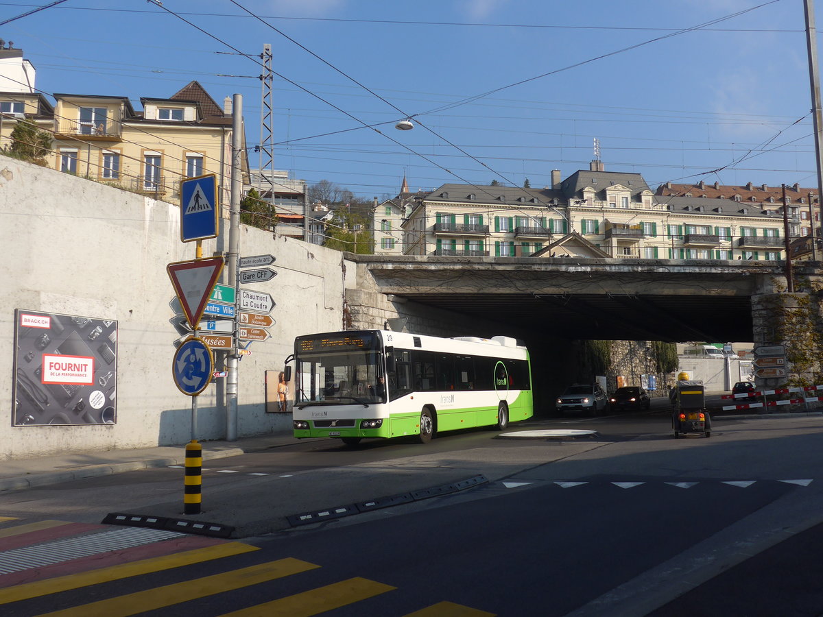 (225'006) - transN, La Chaux-de-Fonds - Nr. 219/NE 93'219 - Volvo (ex TN Neuchtel Nr. 219) am 17. April 2021 beim Bahnhof Neuchtel