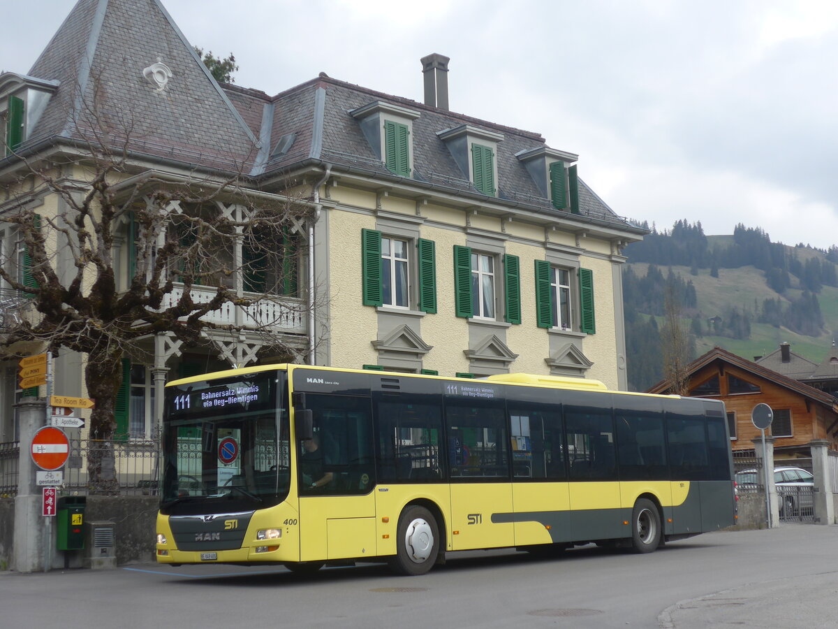 (225'291) - STI Thun - Nr. 400/BE 849'400 - MAN am 27. April 2021 beim Bahnhof Zweisimmen