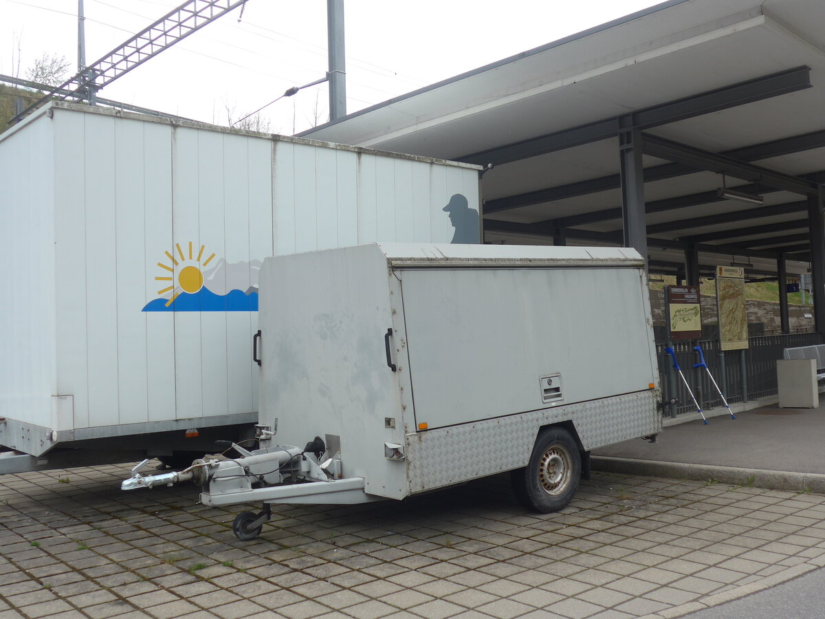 (225'339) - Spring, Schwenden - BE 188'366 - Zbinden Gepckanhnger am 30. April 2021 beim Bahnhof Oey-Diemtigen