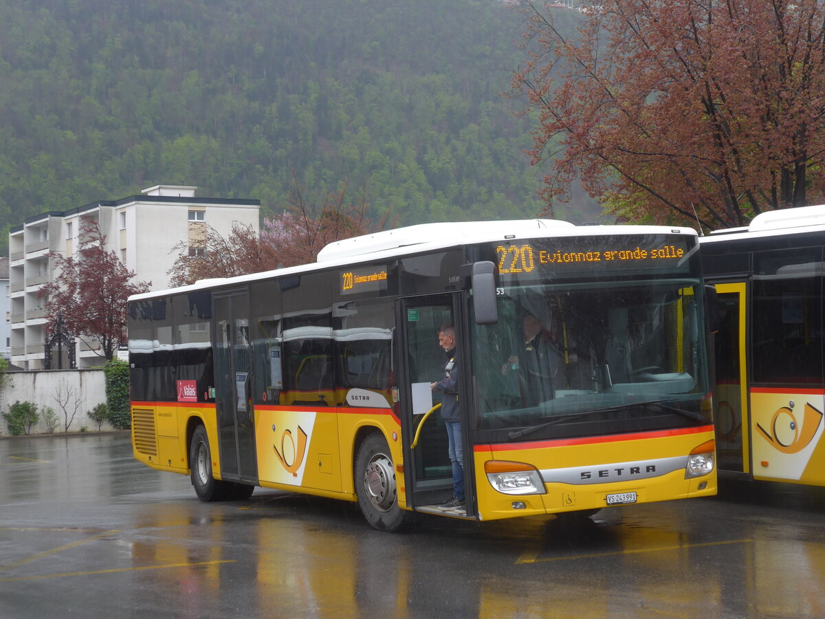 (225'490) - PostAuto Wallis - Nr. 44/VS 243'991 - Setra am 1. Mai 2021 beim Bahnhof Martigny