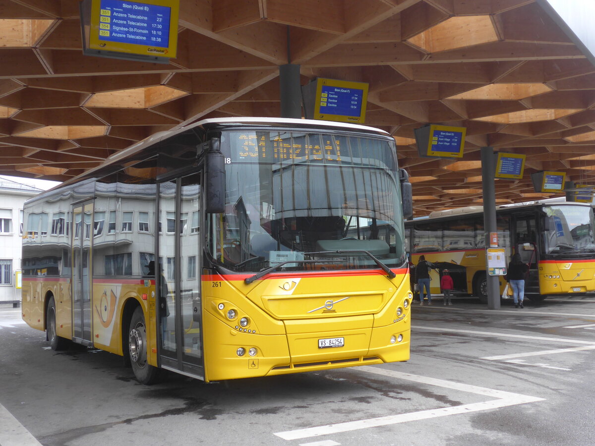 (225'499) - Buchard, Leytron - Nr. 261/VS 84'254 - Volvo am 1. Mai 2021 beim Bahnhof Sion