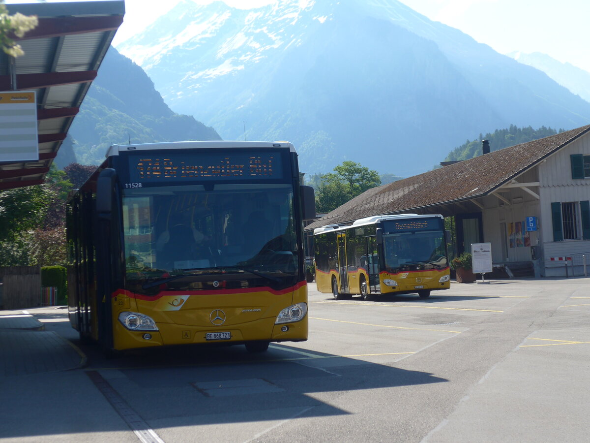 (225'819) - Flck, Brienz - Nr. 23/BE 868'723 + Nr. 21/BE 868'721 - Mercedes am 11. Juni 2021 in Meiringen, Postautostation