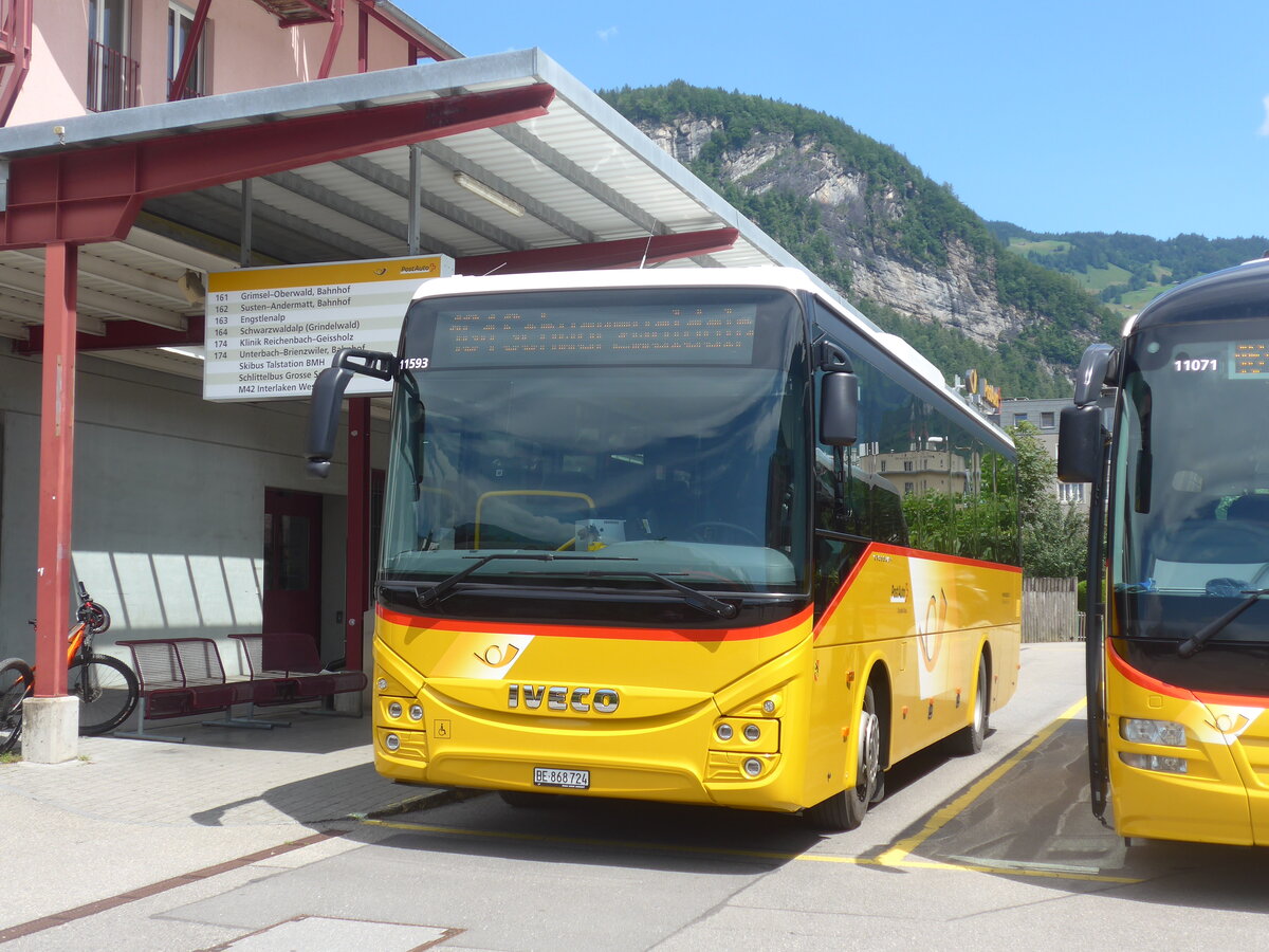 (226'279) - Flck, Brienz - Nr. 24/BE 868'724 - Iveco am 10. Juli 2021 in Meiringen, Postautostation