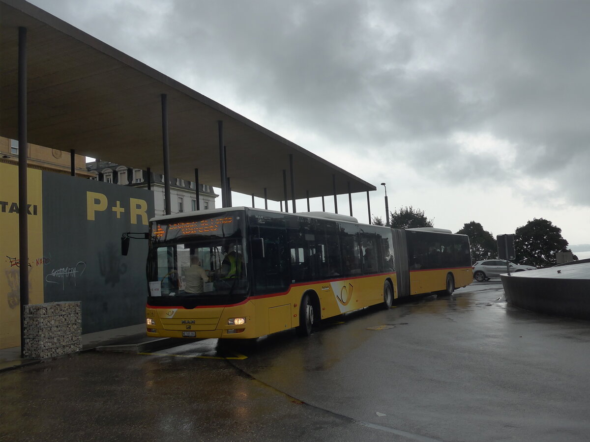 (226'936) - PostAuto Bern - Nr. 665/NE 165'366 - MAN (ex BE 656'302) am 1. August 2021 beim Bahnhof Neuchtel (Einsatz CarPostal)