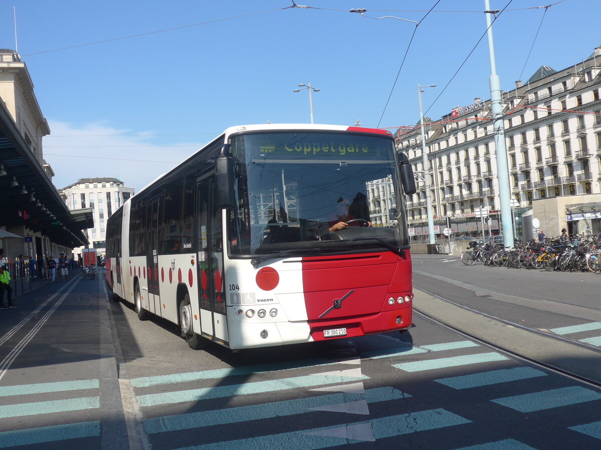 (227'347) - TPF Fribourg - Nr. 104/FR 300'210 - Volvo am 15. August 2021 beim Bahnhof Genve