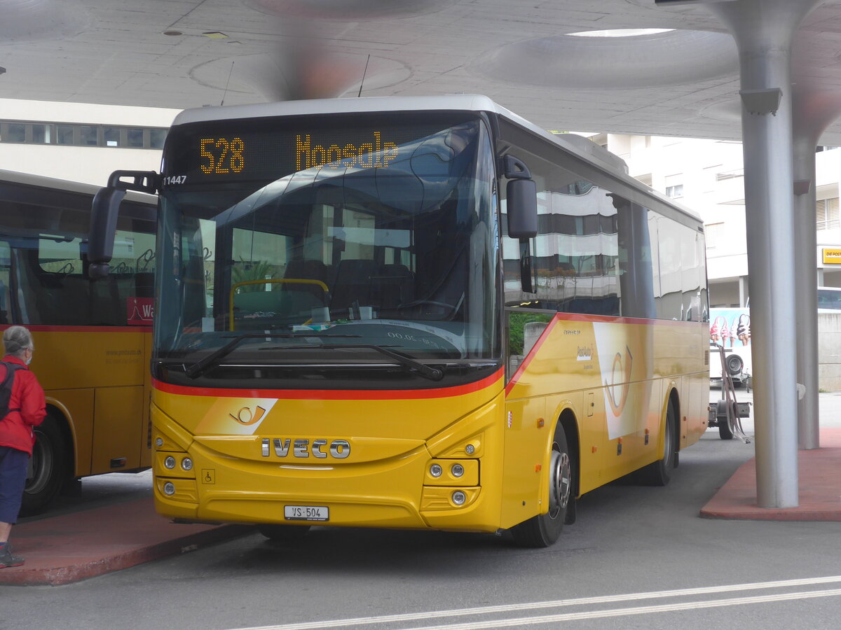 (227'599) - Autotour, Visp - VS 504 - Iveco am 29. August 2021 beim Bahnhof Visp