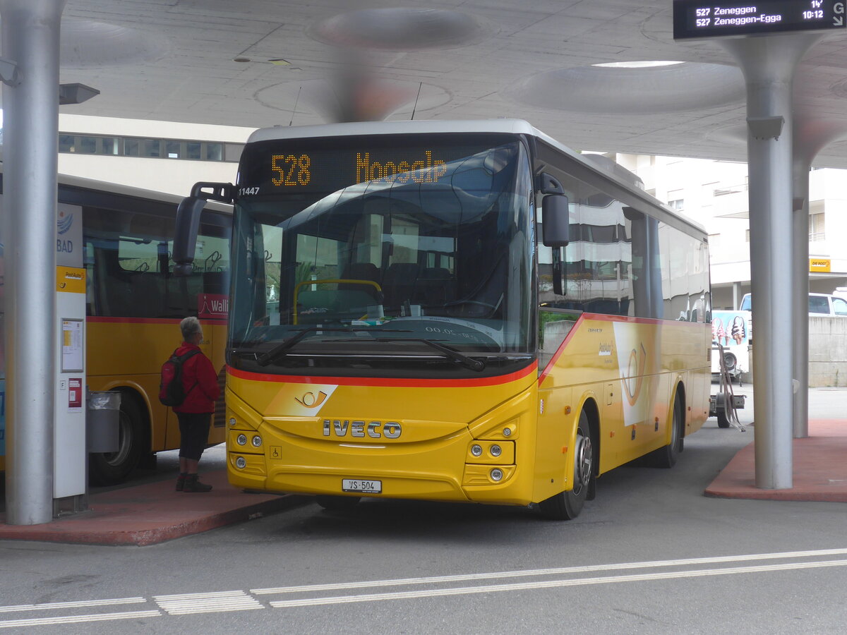 (227'600) - Autotour, Visp - VS 504 - Iveco am 29. August 2021 beim Bahnhof Visp