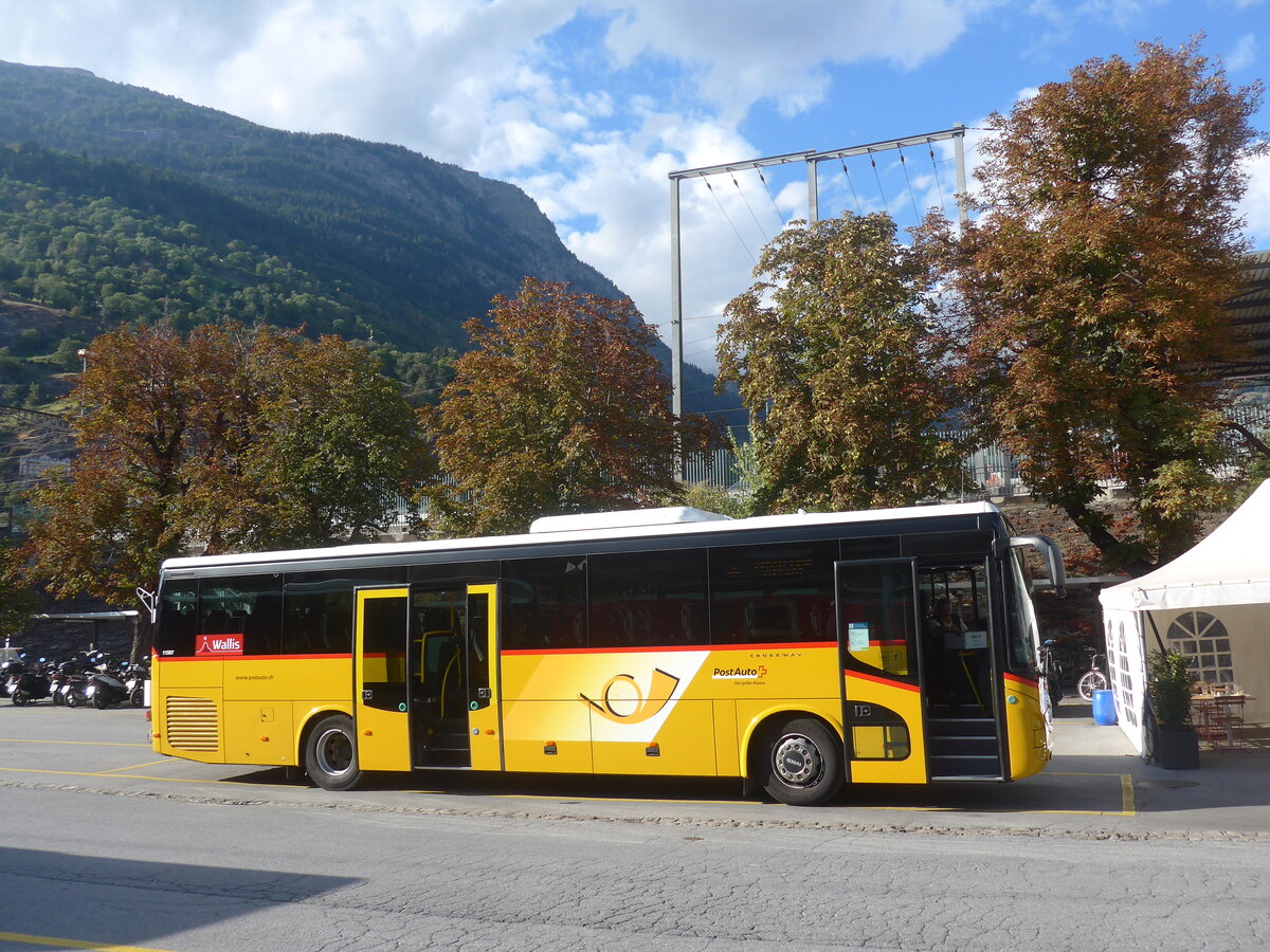 (227'978) - PostAuto Wallis - VS 516'248 - Iveco am 11. September 2021 beim Bahnhof Brig