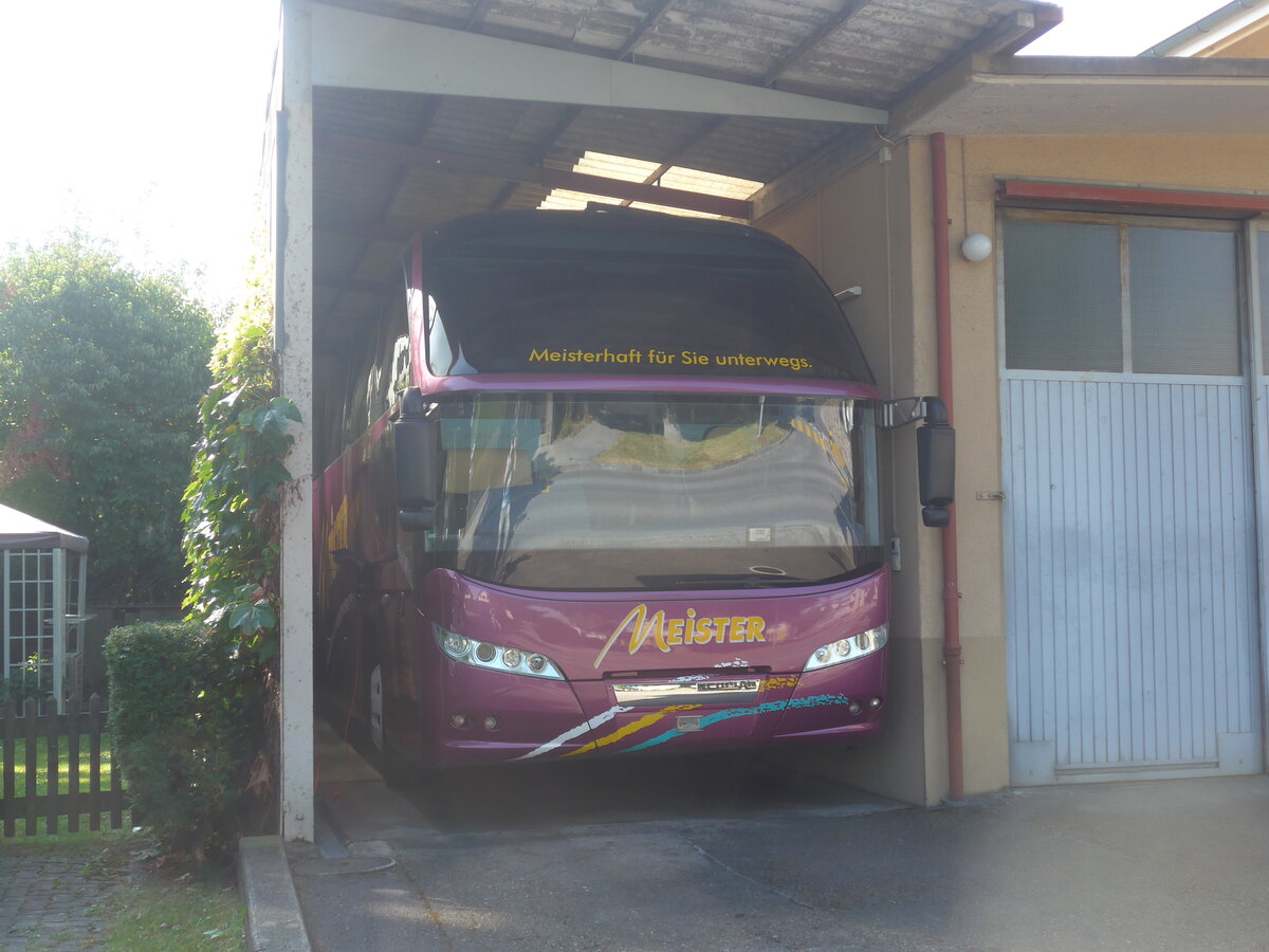 (227'983) - Meister, Thun - Neoplan am 12. September 2021 in Thun, Garage