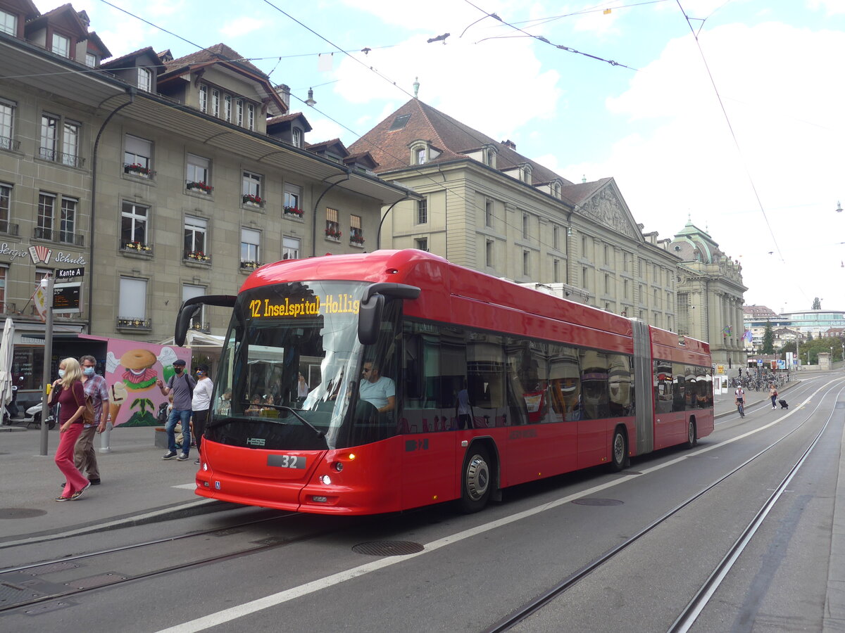 (227'999) - Bernmobil, Bern - Nr. 32 - Hess/Hess Gelenktrolleybus am 12. September 2021 in Bern, Zytglogge