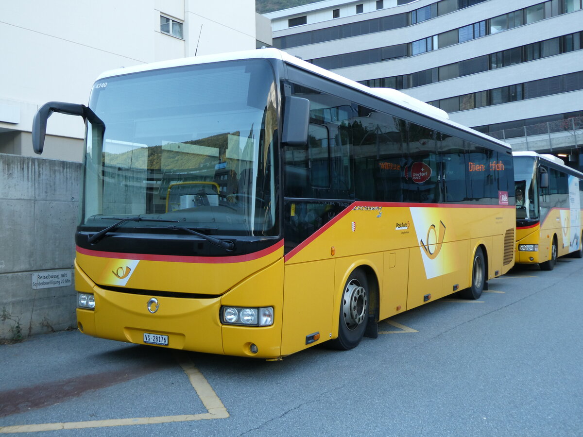 (228'800) - Autotour, Visp - VS 28'176 - Irisbus am 10. Oktober 2021 beim Bahnhof Visp