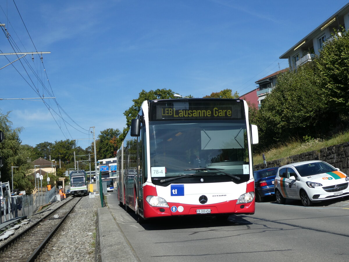 (228'843) - Intertours, Domdidier - FR 300'454 - Mercedes (ex A-Wien) am 11. Oktober 2021 beim Bahnhof Prilly-Chasseur (Einsatz TL)