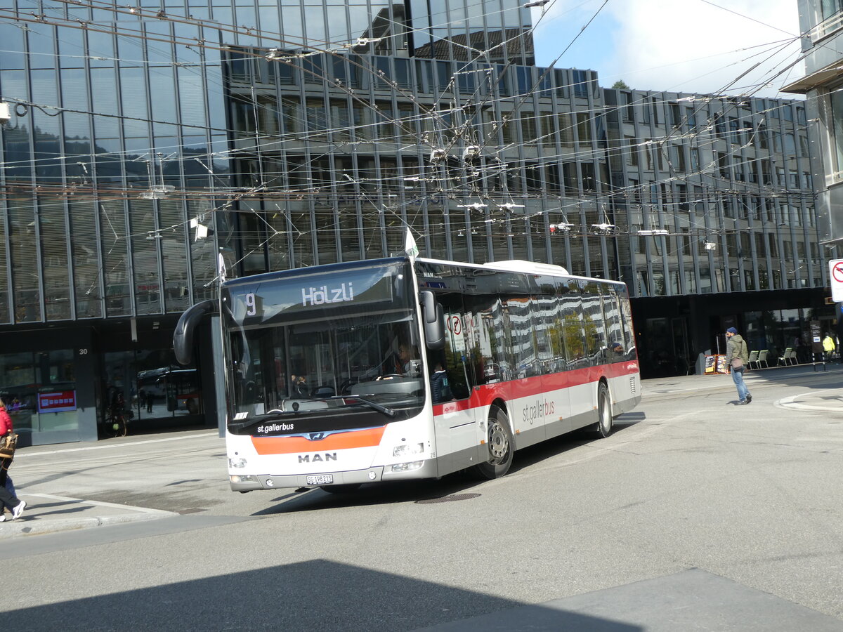 (229'108) - St. Gallerbus, St. Gallen - Nr. 215/SG 198'215 - MAN am 13. Oktober 2021 beim Bahnhof St. Gallen