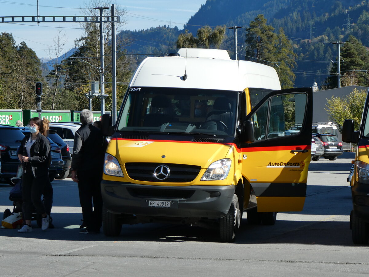 (229'260) - PostAuto Graubnden - Nr. 11/GR 49'912 - Mercedes am 15. Oktober 2021 beim Bahnhof Ilanz