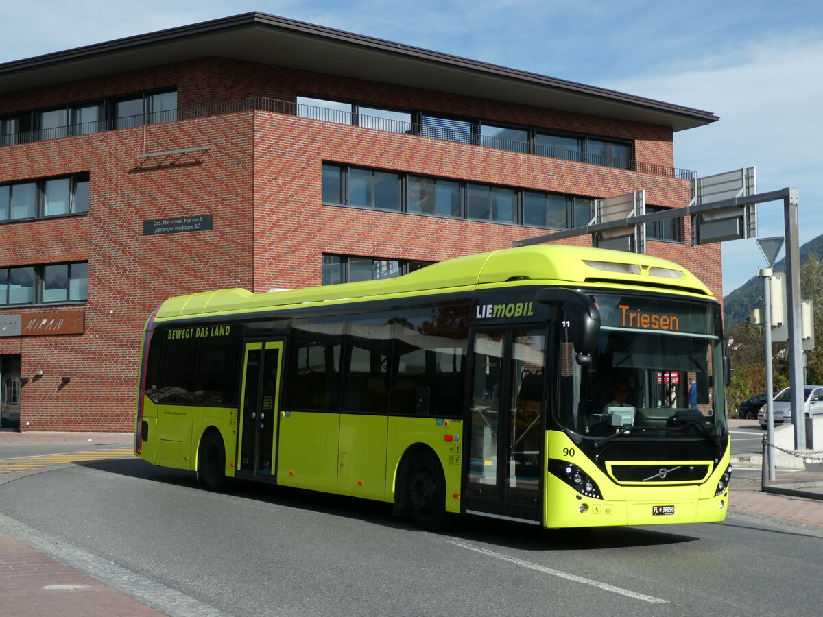 (229'523) - PLA Vaduz - Nr. 90/FL 39'890 - Volvo am 20. Oktober 2021 beim Bahnhof Schaan