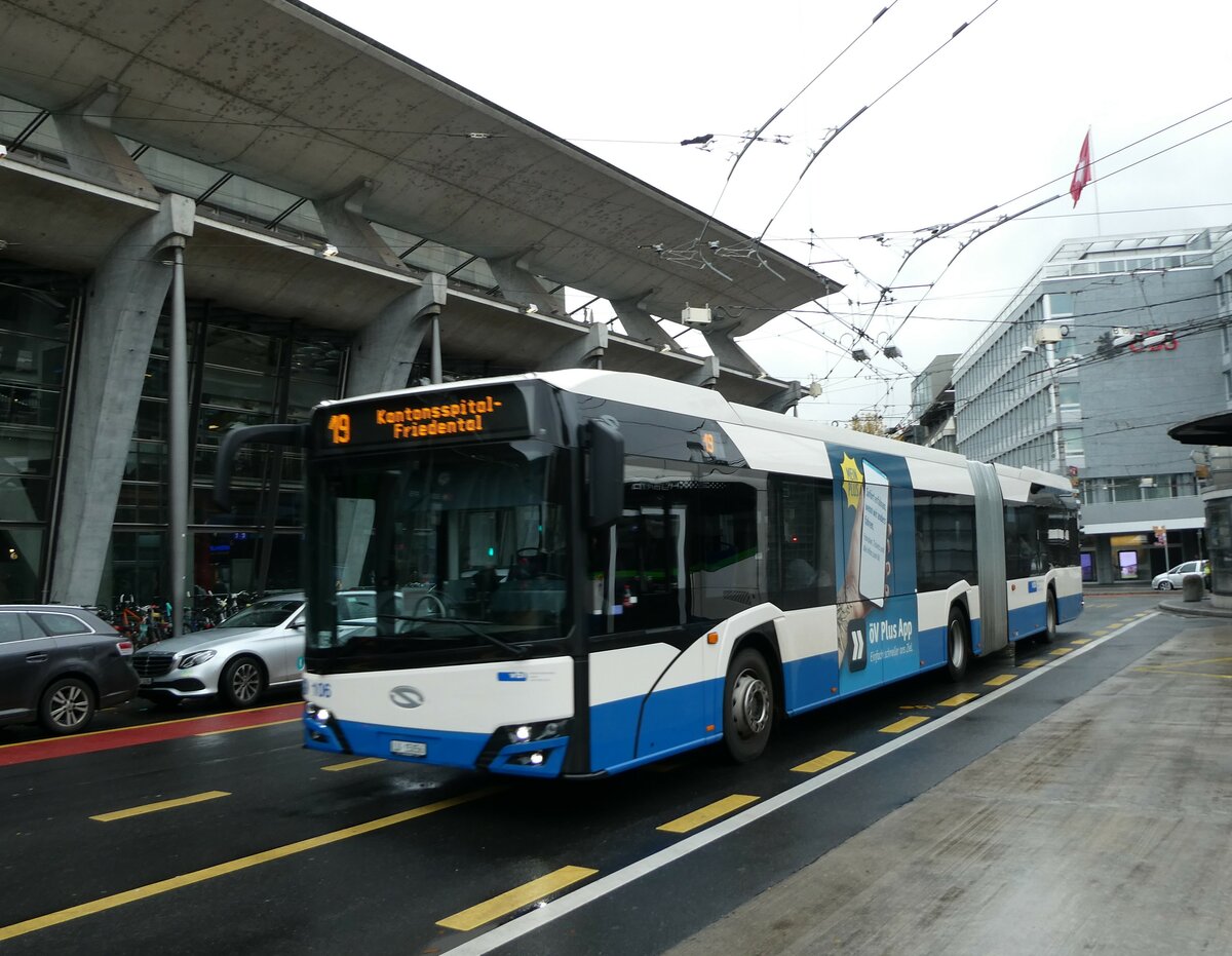 (229'702) - VBL Luzern - Nr. 106/LU 15'056 - Solaris am 22. Oktober 2021 beim Bahnhof Luzern