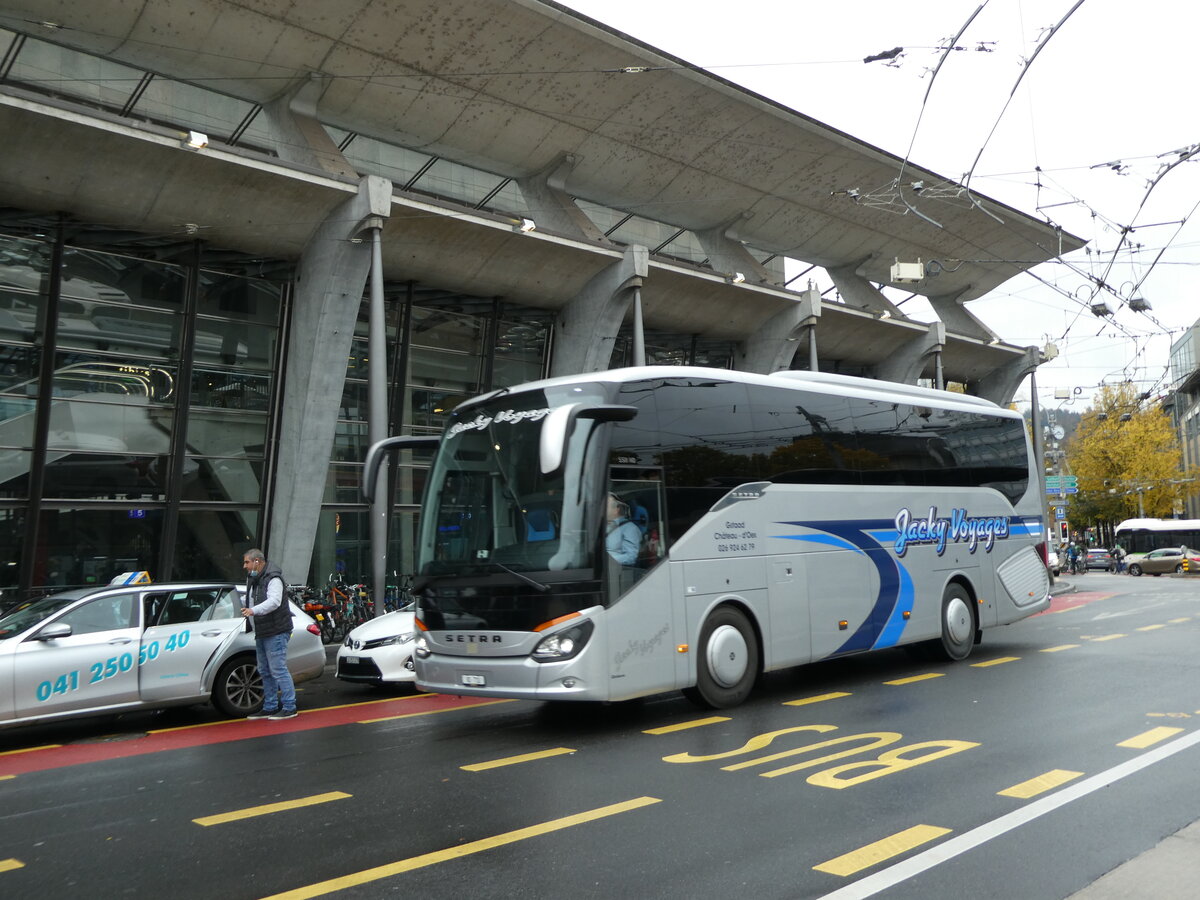 (229'711) - Jacky Voyages, Chteau-d'Oex - VD 710 - Setra am 22. Oktober 2021 beim Bahnhof Luzern