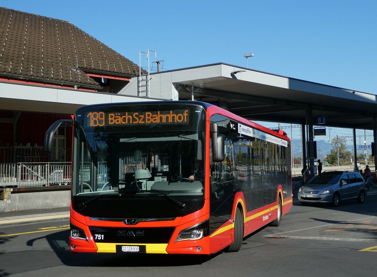 (229'795) - AHW Horgen - Nr. 751/SZ 128'930 - MAN am 23. Oktober 2021 beim Bahnhof Pfffikon