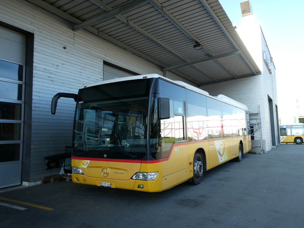 (229'816) - CarPostal Ouest - VD 335'348 - Mercedes am 24. Oktober 2021 in Kerzers, Interbus