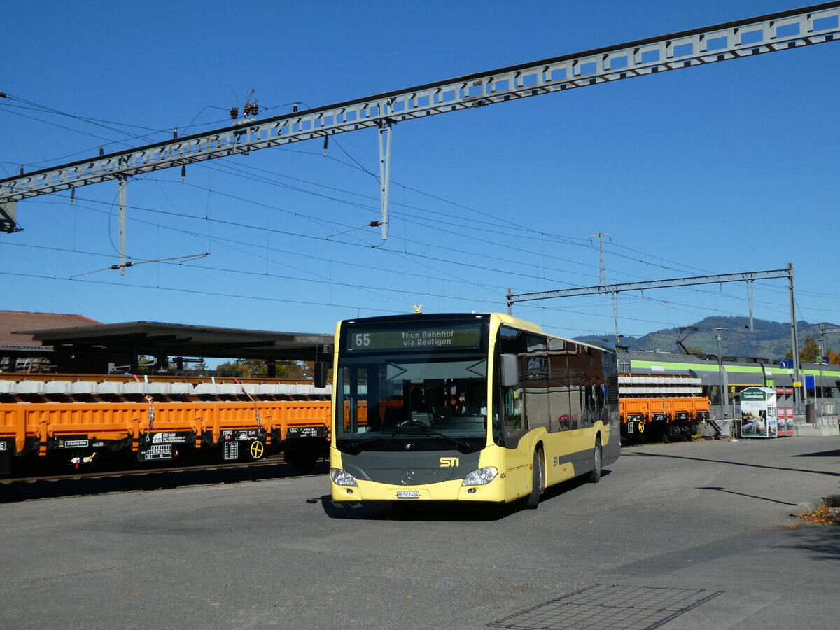 (229'852) - STI Thun - Nr. 404/BE 523'404 - Mercedes am 24. Oktober 2021 beim Bahnhof Wimmis