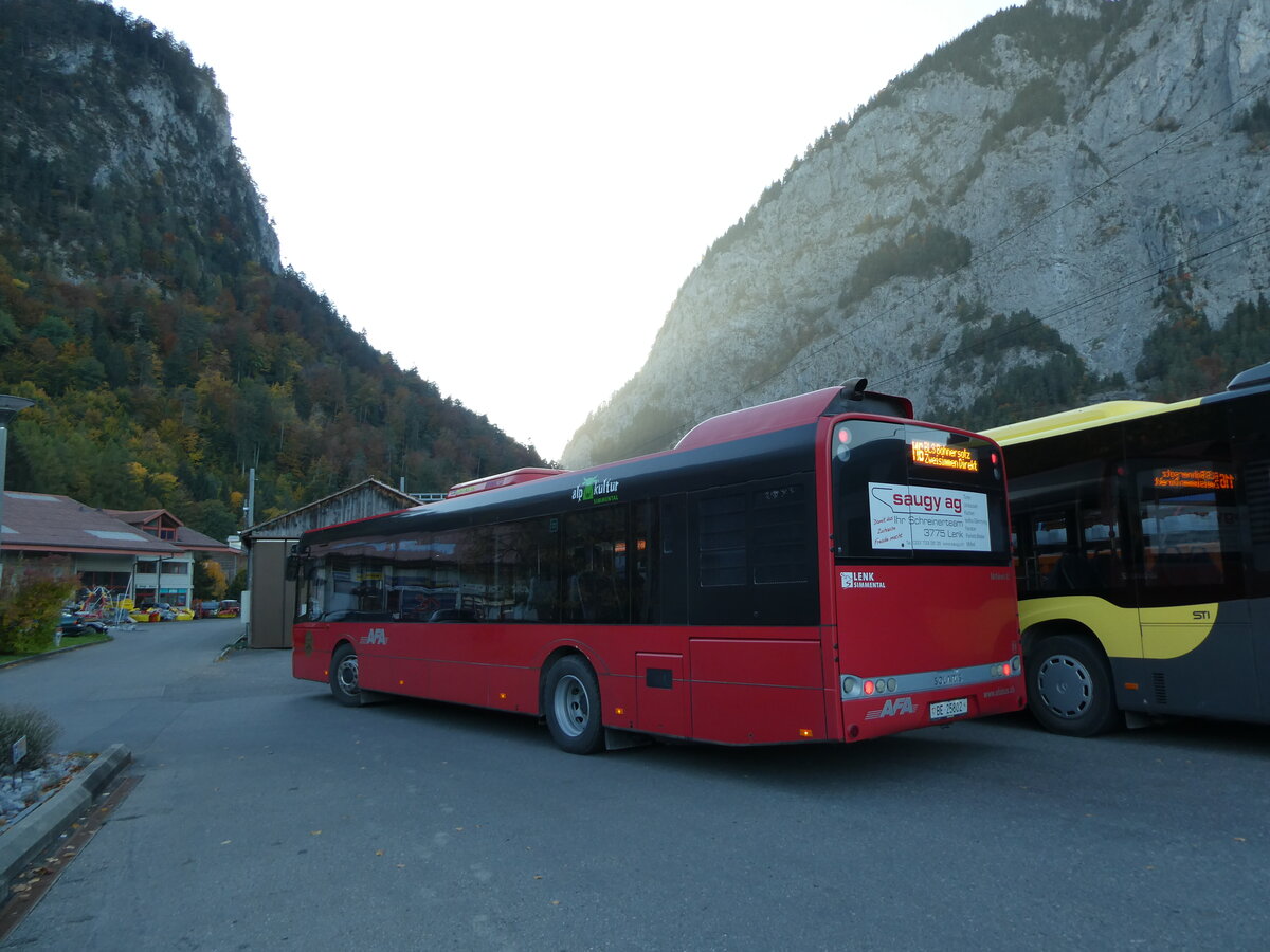 (229'882) - AFA Adelboden - Nr. 51/BE 25'802 - Solaris am 24. Oktober 2021 beim Bahnhof Wimmis