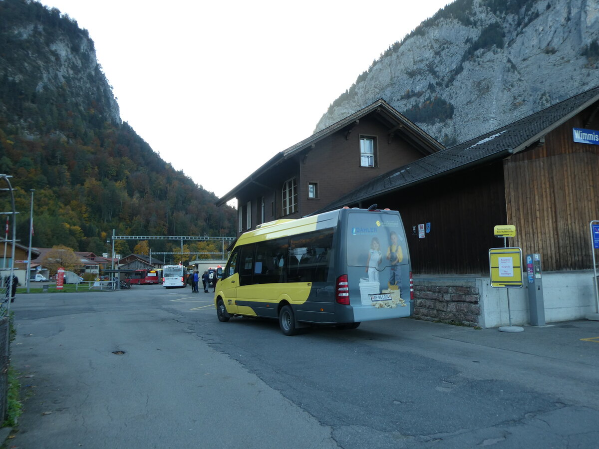 (229'885) - STI Thun - Nr. 4/BE 841'004 - Mercedes am 24. Oktober 2021 beim Bahnhof Wimmis