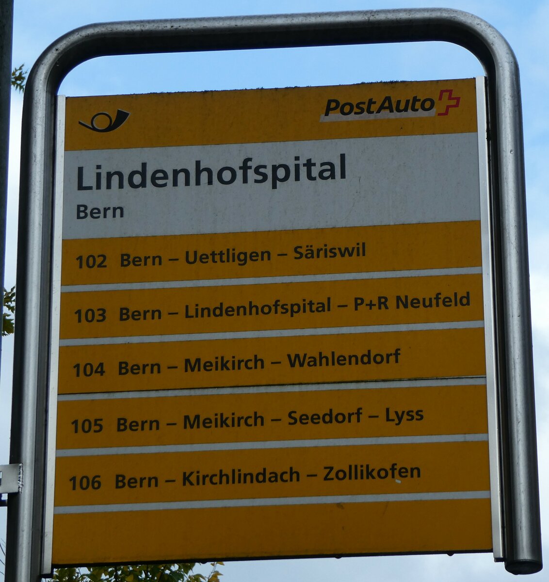 (229'985) - PostAuto-Haltestellenschild - Bern, Lindenhofspital - am 4. November 2021