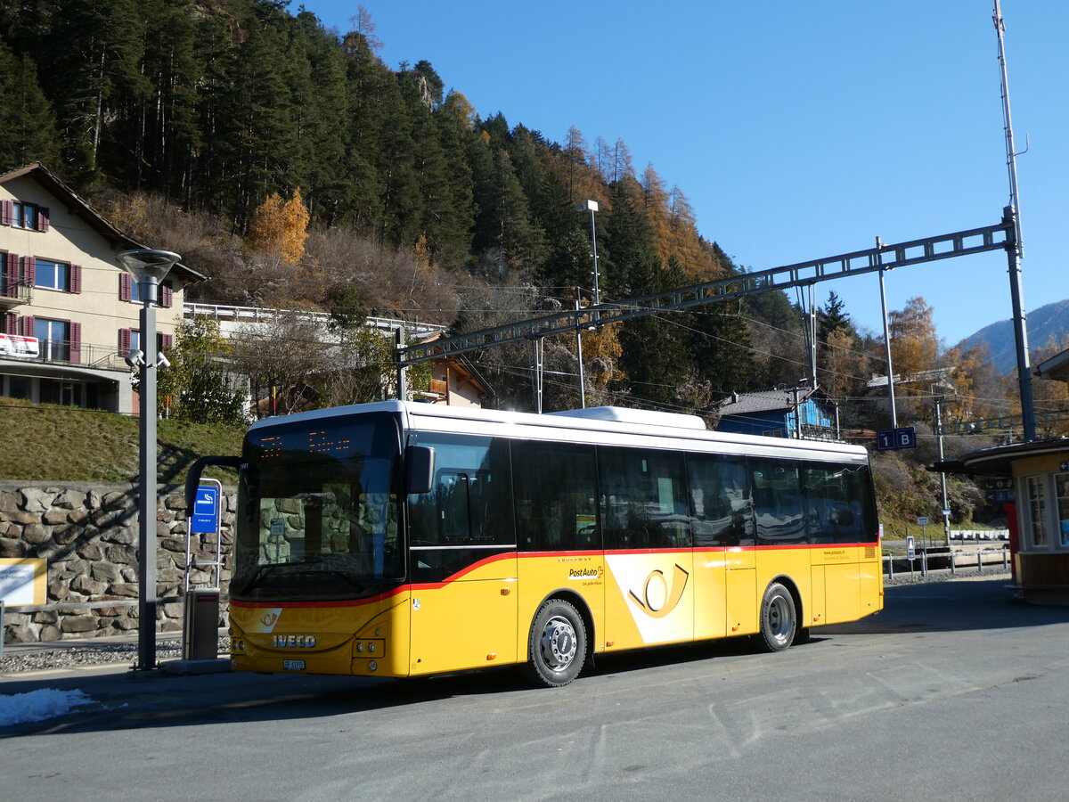 (230'003) - Bossi&Hemmi, Tiefencastel - GR 61'915 - Iveco am 6. November 2021 beim Bahnhof Tiefencastel