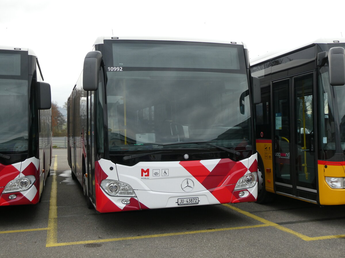 (230'611) - CarPostal Ouest - JU 43'872 - Mercedes am 13. November 2021 in Develier, Parkplatz