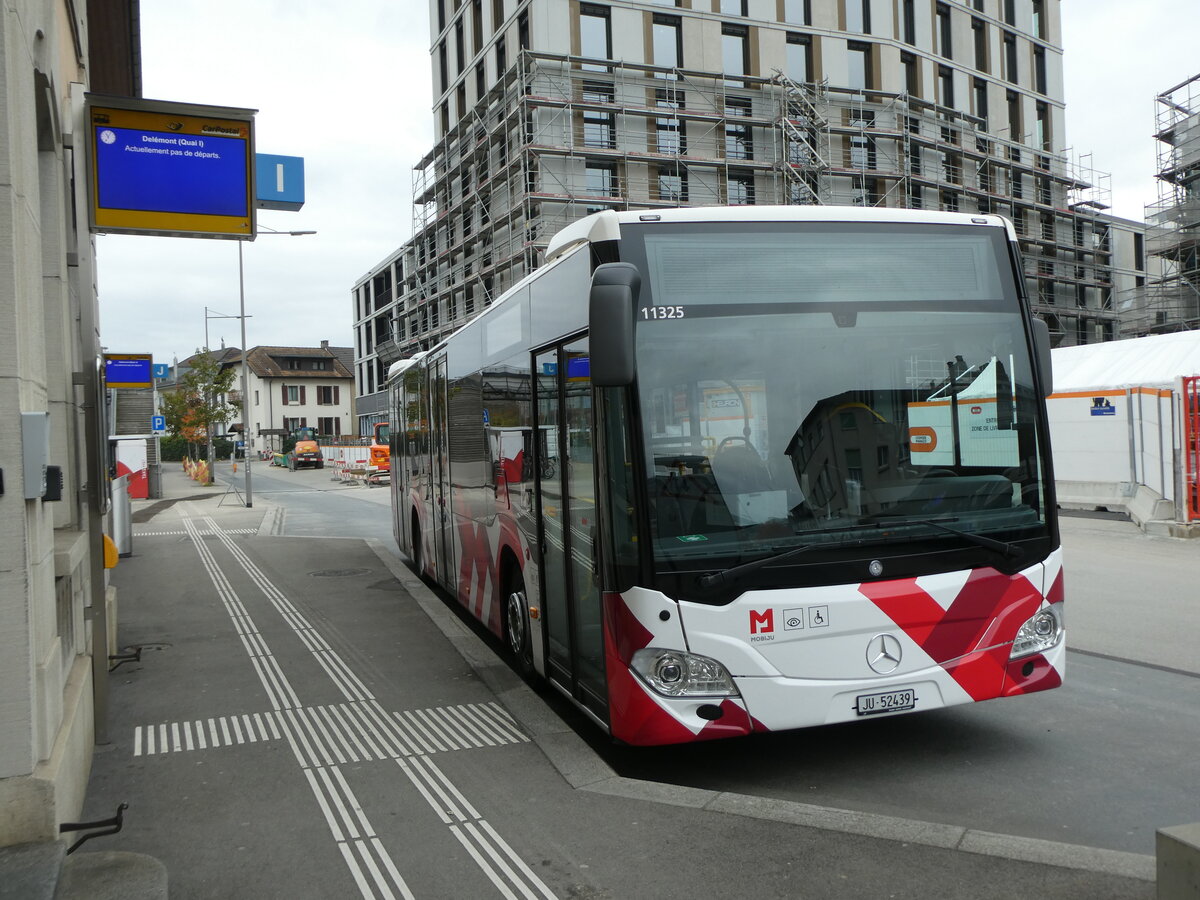 (230'635) - CarPostal Ouest - JU 52'439 - Mercedes am 13. November 2021 beim Bahnhof Delmont